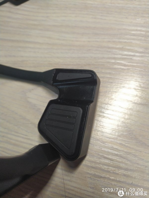 对于笔者这样的四眼仔来说,X2架子上这个宽大的通风镜架口设计非常好,足够宽大,与眼镜也不干涉,必须好评!