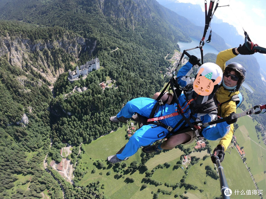 乘坐滑翔伞从上空俯瞰新天鹅堡