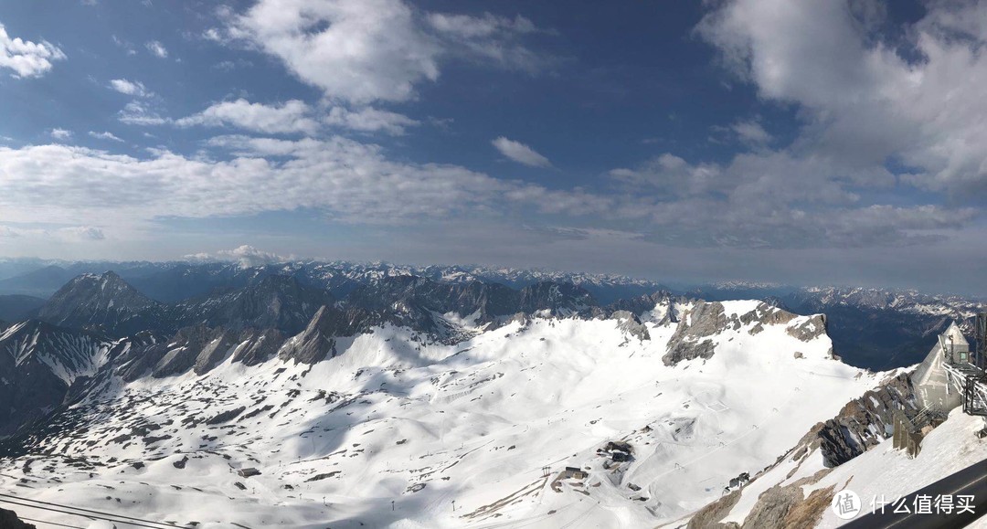 在德国最高峰上远眺群山