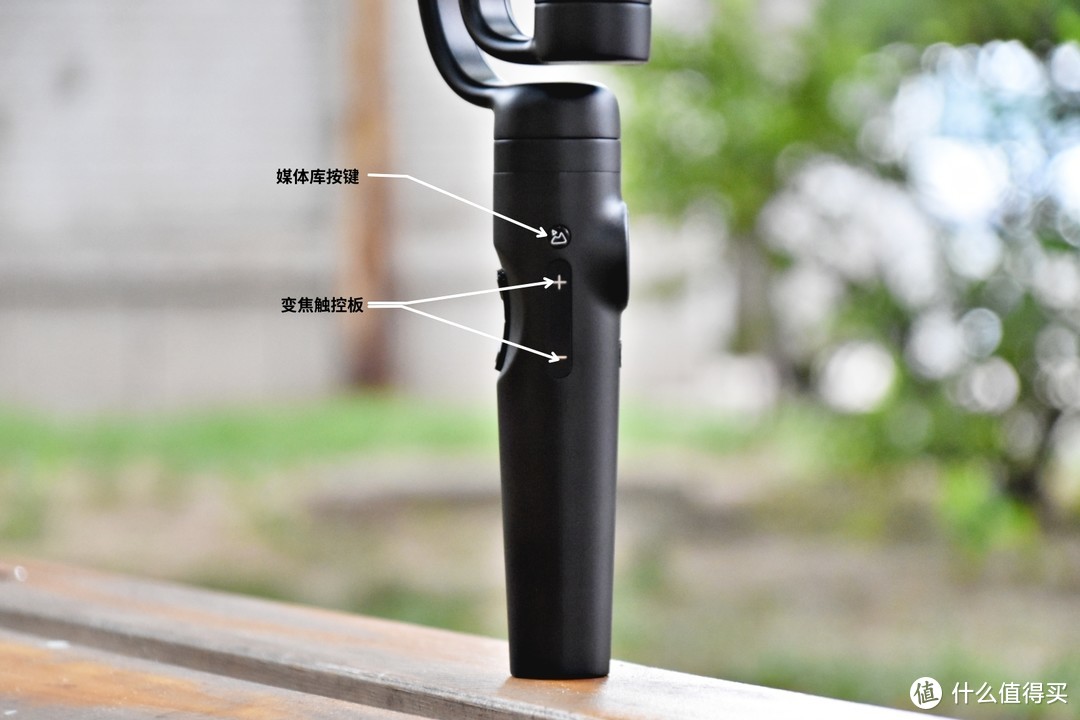 稳定器有经典黑和星空灰两种配色,采用军工品质的航空铝材制作,人体工