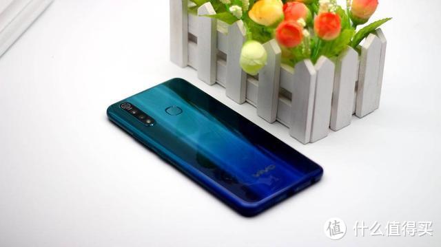 配置性能以及外观均衡，堪称次旗舰，惊喜要远大于遗憾-vivo Z5x