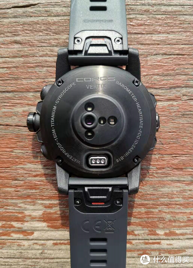 手表背面最中间的位置是光点心率模块，呈T形设计；充电口位于手表正下方，为COROS延续的插入式充电接口。
