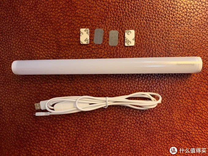 包装内的干货：一根电源线，一个LED灯管，长度30cm，还有两个带3m胶的铁质贴片。