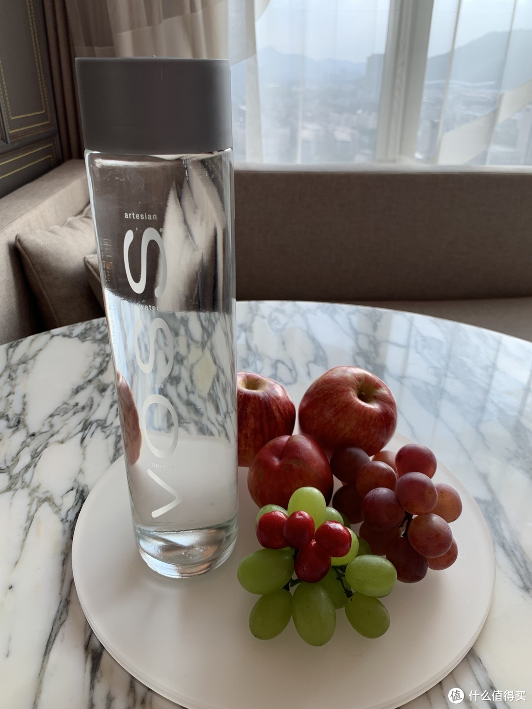 酒店的欢迎礼物还是比较好的，一瓶VOSS的气泡水，还是新鲜的水果，味道都不错