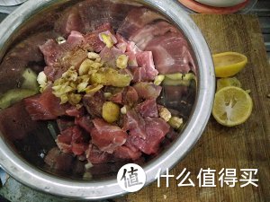 受腌的牛肉丁