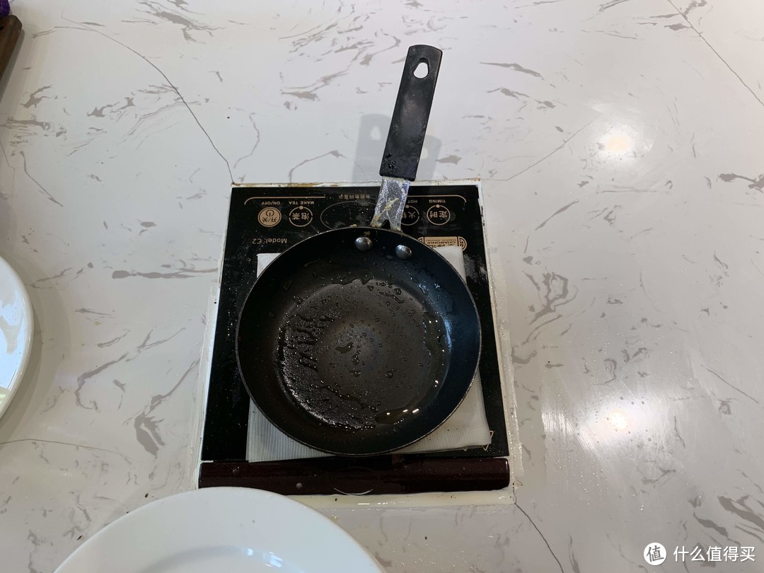很多酒店看到的会是那种一整个铁板在煎的，但是这家店竟然是这种小的煎蛋锅！