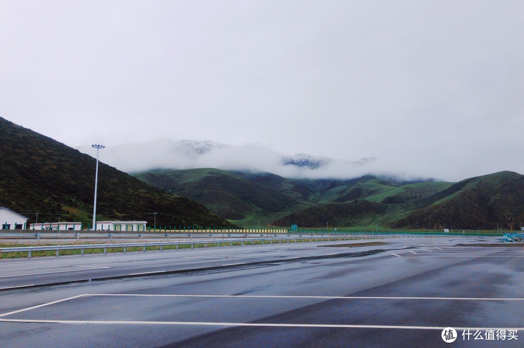 在服务区看雪山