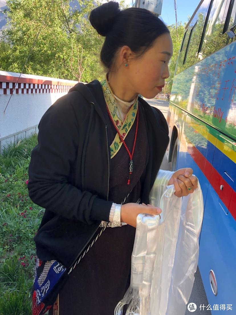 大清早驱车来到工布达江县帮仲村，藏民早早站在村口迎接我们，感受民俗风情。