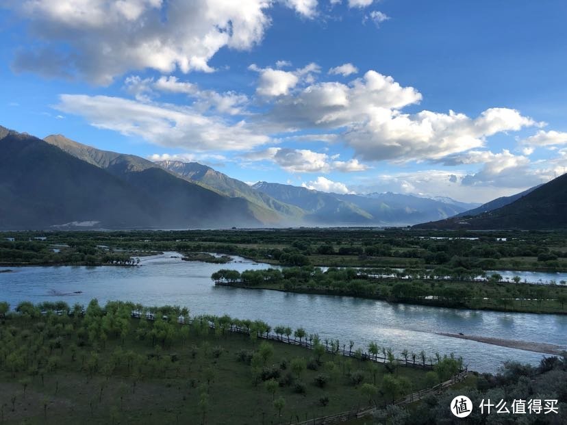 雅鲁藏布江大峡谷平缓处形成湿地公园。