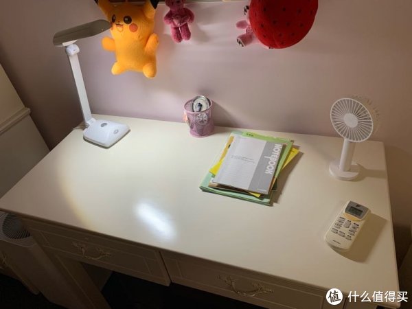 这个是原来好势力的一款台灯，照明的范围没有覆盖所有桌面。