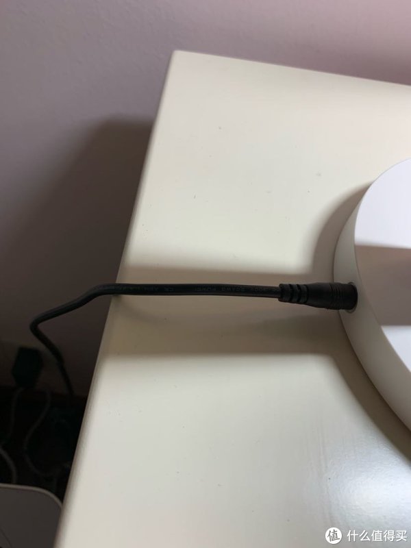 要说缺点的话，那就是这个黑色的电源线和白色的灯体显得格格不入，这一点米家的LED台灯就做到了电源线和灯座一个色。