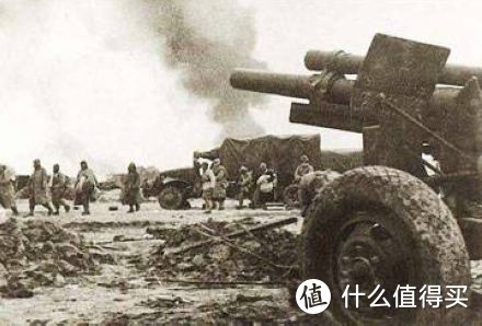 1948年12月，淮海战役中国民党军遗弃的武器装备，远处即为一辆CCKW 2.5吨卡车