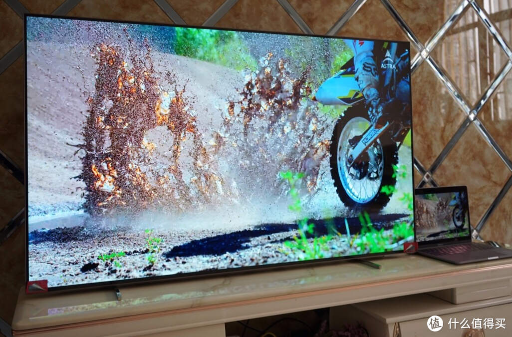 超清超薄全面屏：飞利浦55吋OLED电视机上手体验