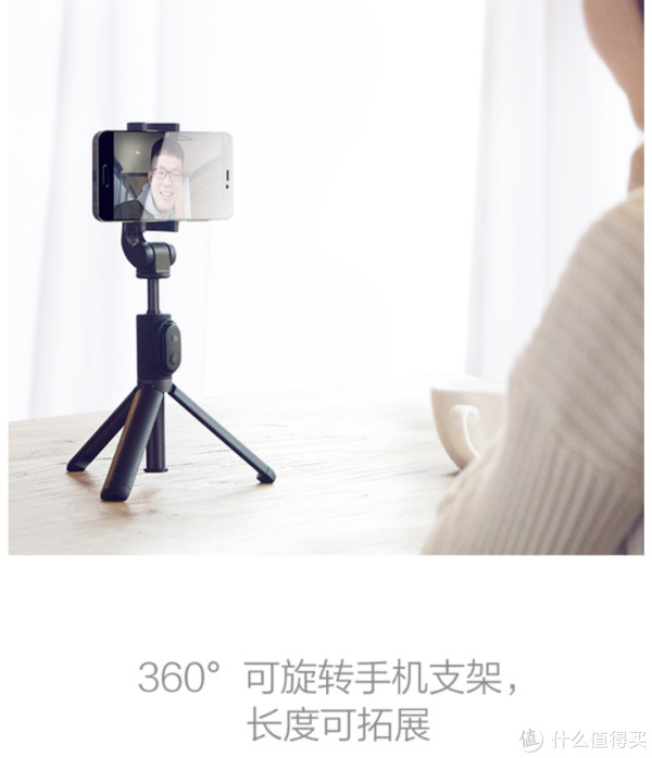 手持手柄处是塑料材质,手柄底部有硅胶材质的脚垫,手柄处可以类似花瓣一样分开,变成一个三脚架,而硅胶脚垫就是给这个三脚架模式使用的,使其摆放在平面上的时候增加稳定