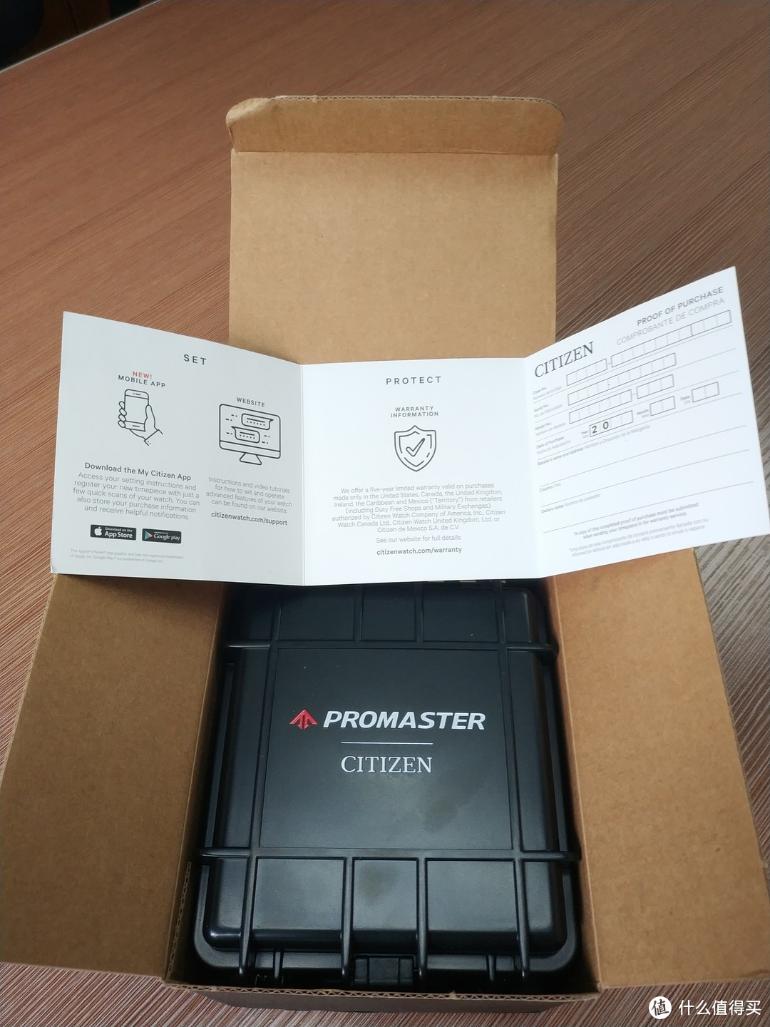 ▲　Promaster系列的保护箱，西铁城的Promaster系列分了三个产品线：分别是潜水（Marine），登山（Land）和飞行（Sky）三大系，夜空之鹰嘛，很明显就是飞行系列的。箱子上就一张保修卡，没有说明书，国内买的美版，保修卡也没什么用，不过店家承诺保修5年