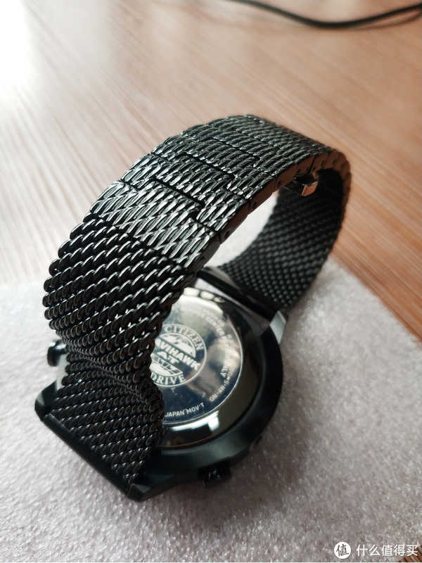 米兰尼斯的表带，不知道为什么就喜欢这款的，我另外一块智能手表也是这种表带，是可拆卸掉几块来减长的