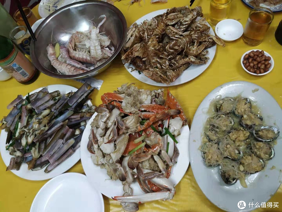 这是皮皮虾和青花蟹已经吃了三分之一的时候了，非常多，好吃、开心