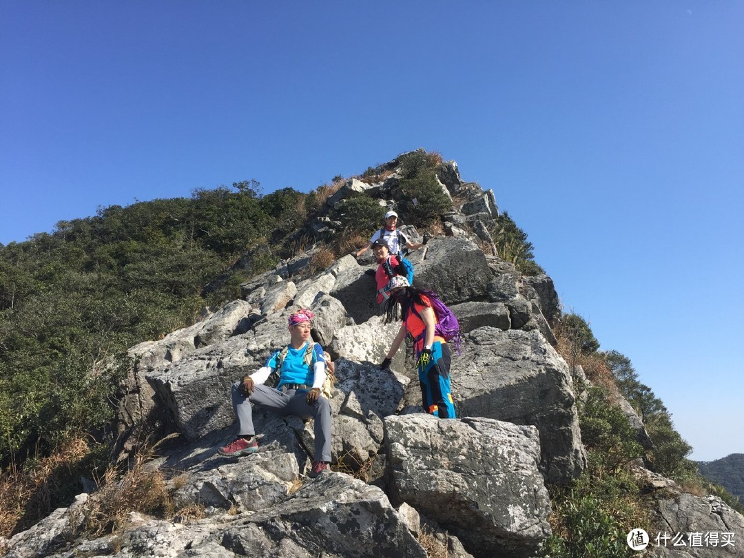 排牙山因山脊上的大石头形似牙齿得名