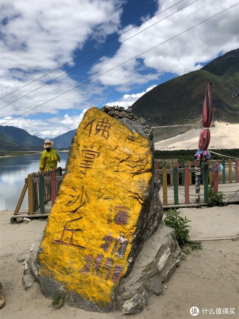 经年复一年地吹沙堆积，便形成了这一特兀的佛形沙丘而得名佛掌沙丘。