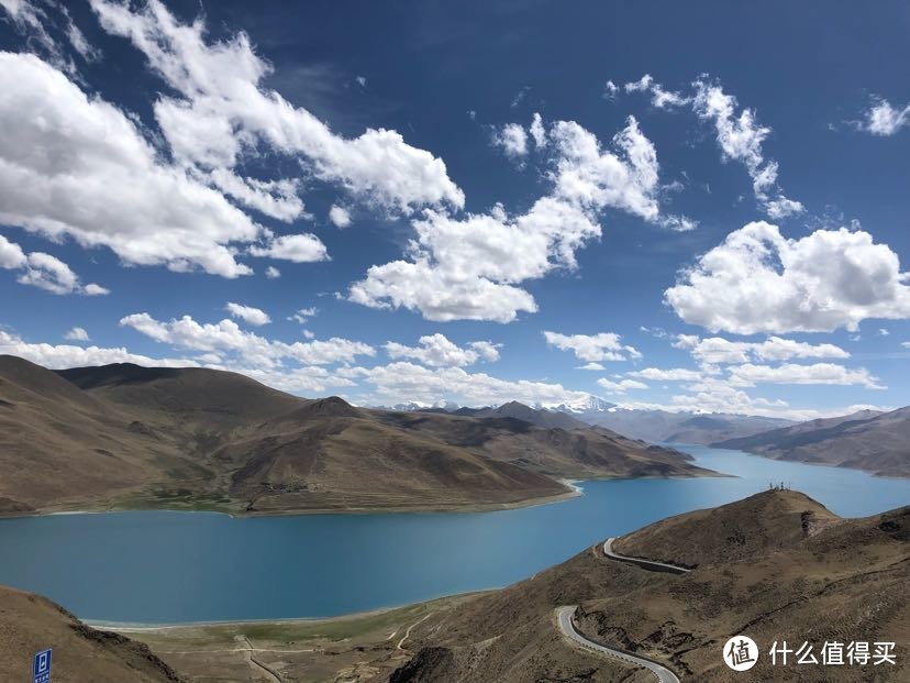 当地藏族人民用民歌赞美羊卓雍湖：“天上的仙境，人间的羊卓。天上的繁星，湖畔的牛羊。