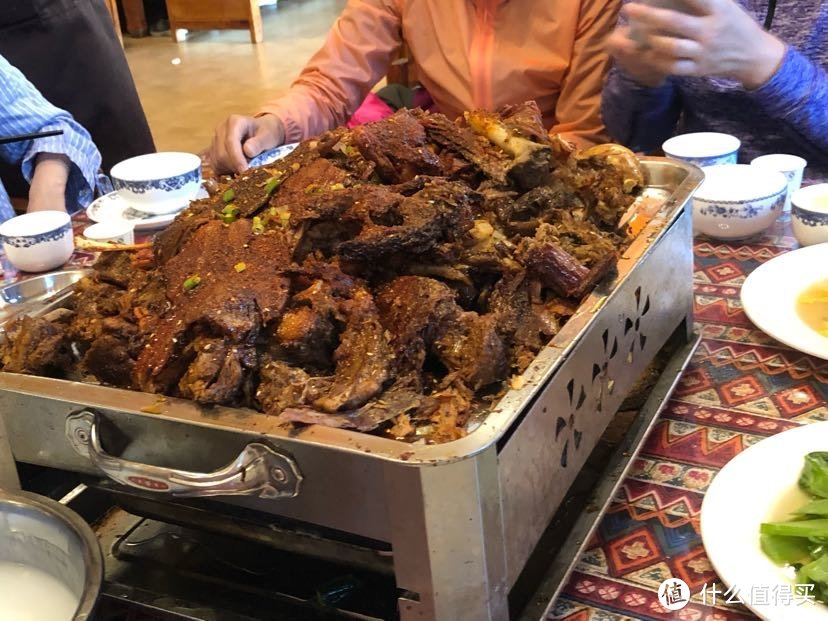 在拉萨吃到正宗考烤全羊，一边享受美食，一边欣赏着藏族小伙美女歌舞。