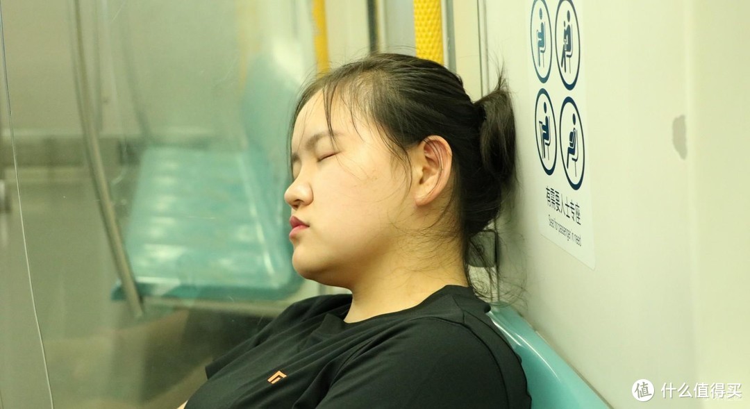 上下班地铁必备通勤神器，有品上架遮光颈枕让你安稳省心睡好觉