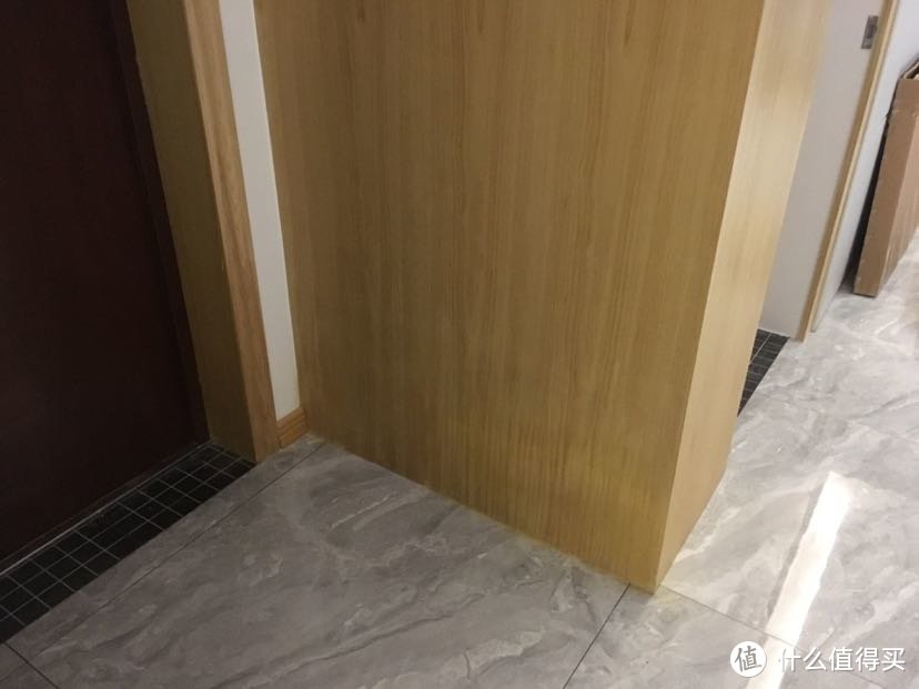 求帮助，日式风格装修墙面木板发黑如何解决？