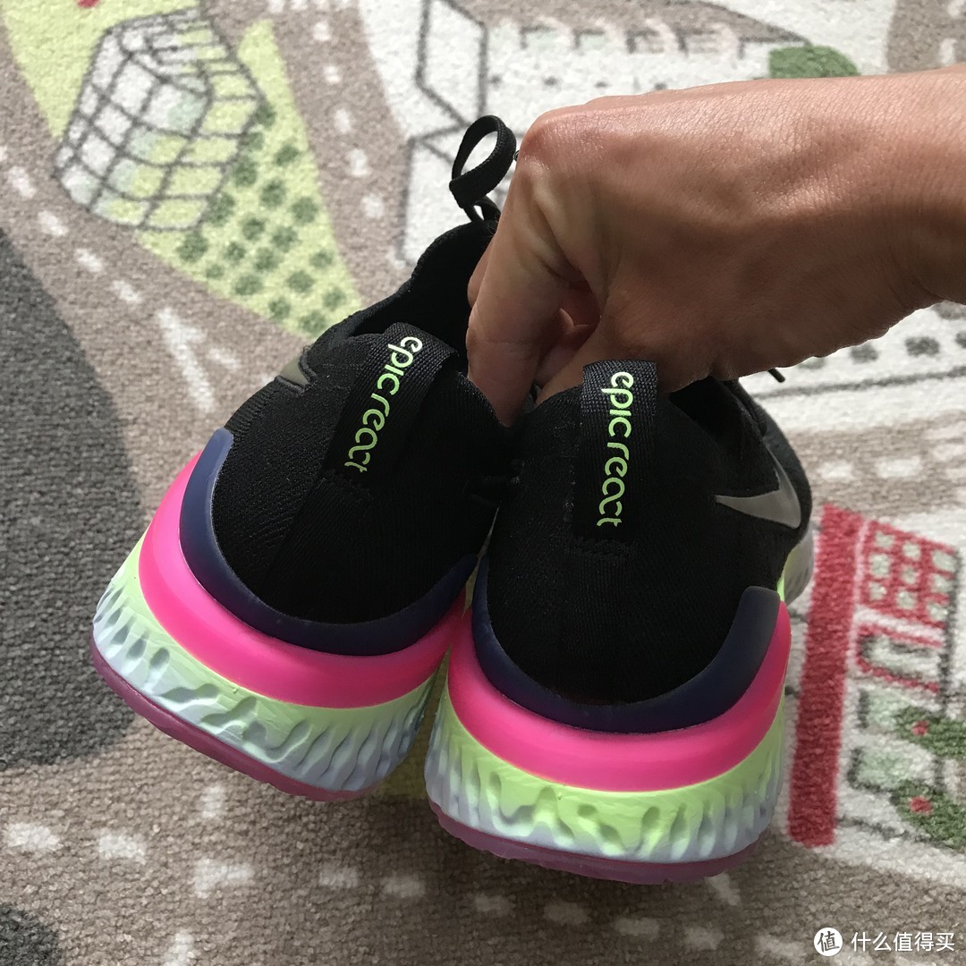 亮骚中底！NIKE EPIC REACT FLYKNIT 2 跑步鞋