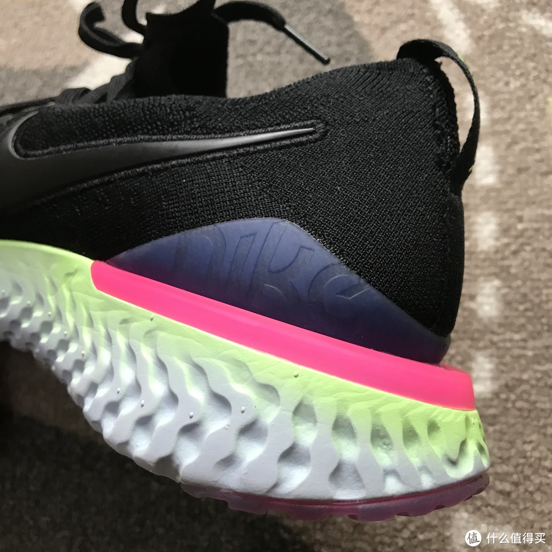 亮骚中底！NIKE EPIC REACT FLYKNIT 2 跑步鞋