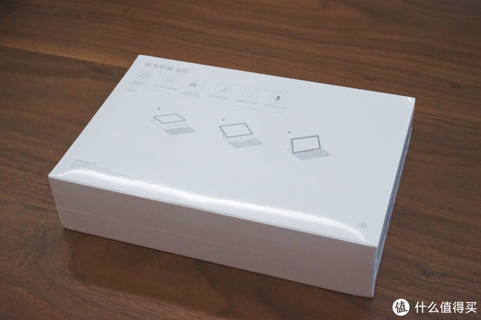 纯白色的包装盒上用烫金印着"华为平板 m6"和华为的logo,简洁大气