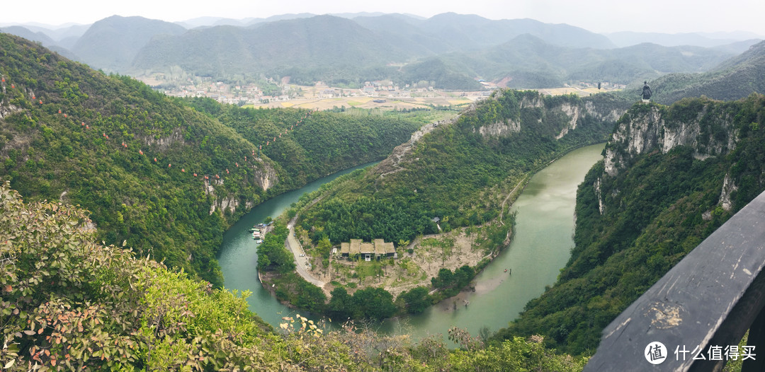 站在山顶俯瞰河谷