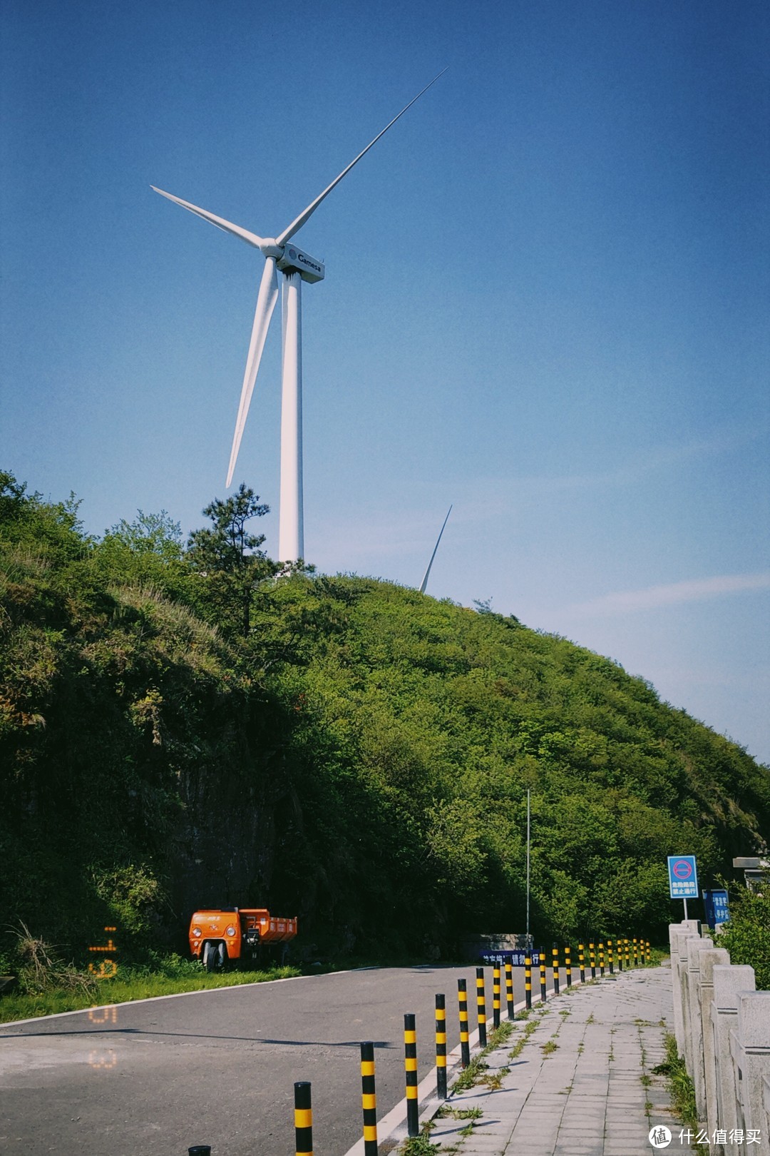 铜鼓包山顶的风车