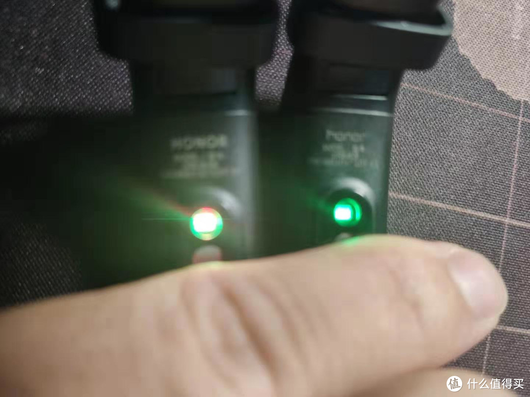 4代的心率灯为绿光，5代的心率灯为绿光+红光