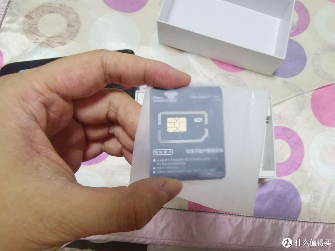 附带赠送的流量卡,联通,头两个月每个月赠送500mb流量,以后随用随买