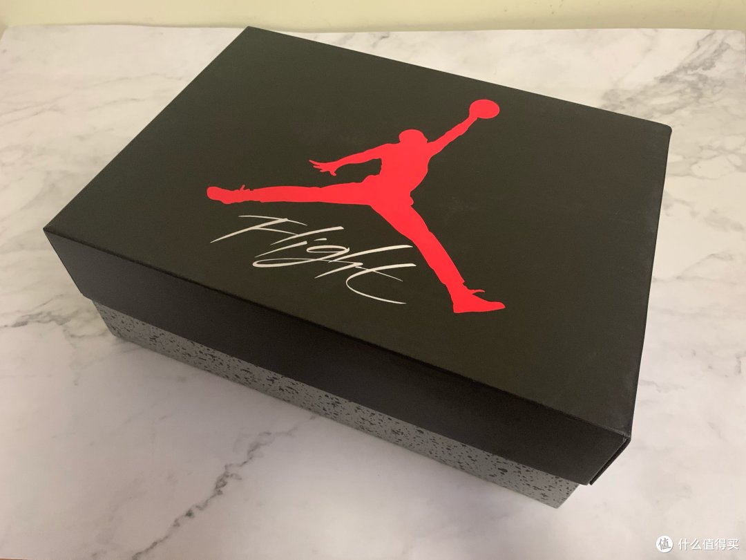 这个设计本身是来自aj3,aj4的鞋盒也是上一代aj3的鞋盒