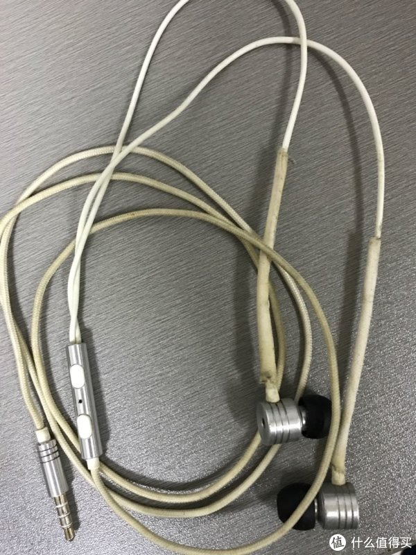 这是跟随了我四五年的小米活塞耳机，真的不行了，这次我把证据给大妈看！