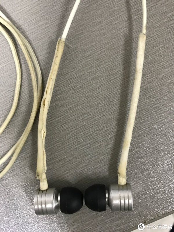 看重点，耳套是黑色的，我兑换了一下，耳机实在不行了，我用止痛膏把断裂的地方粘上了，可是时间久了，止疼膏会老化，变粘！粘手！不爽