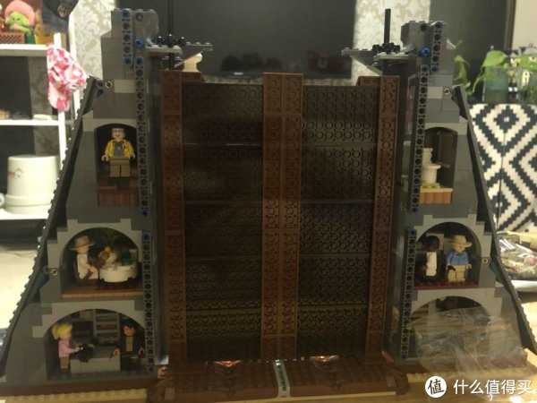 主要门体两侧基本完工（背面）