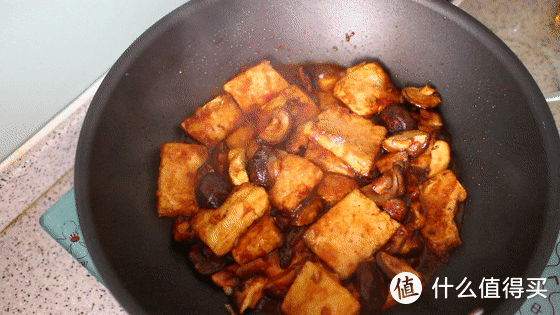 豆腐遇到香菇才知道什么是绝配，不用放肉，味道香浓，看着就想吃