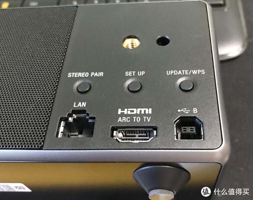 右侧的两个ZR7组成左右立体声按键、设置和WPS联网按键；下一排则是网口？！ HDMI？！有网口的音箱。。。