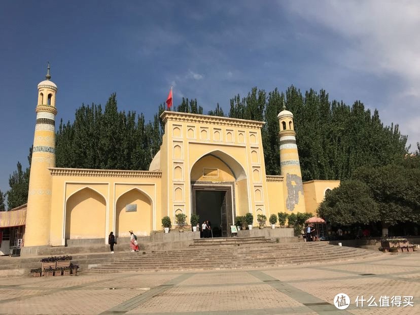 艾提尕尔清真寺（维吾尔语：ھېيتگاھ مەسچىتى Héytgah Meschit），又译为“艾提尕”“艾提卡尔”。始建于1442年，南北长140米，东西宽120米，占地总面积为1.68万平方米，分为“正殿”、“外殿”、“教经堂”、“院落”、“拱拜孜”、“宣礼塔”、“大门”等七部分，它不仅是新疆规模最大的清真寺，也是全国规模最大的清真寺之一。