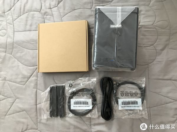 全家福...上边是牛皮纸盒和主机.下边依次是硬盘盒固定夹.网线.电源线.网线.... 浓浓的新机子味道......