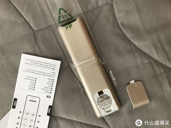 来张遥控器背面特写...使用的是2032纽扣电池...造型和家里魔盒的遥控器差不多...按键回馈清晰......