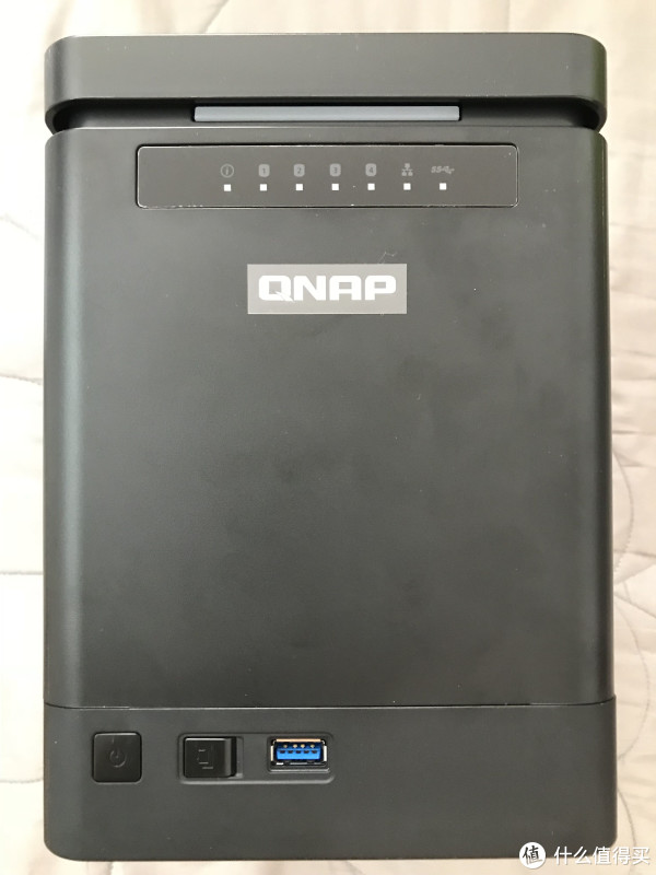 主角登场..醒目的铭牌.铭牌上方是电源.硬盘.网络等工作指示灯.....下方依次是电源开关..一键复制键...一个USB3.0接口....