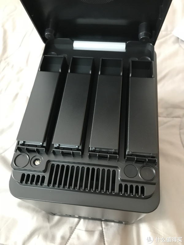 机器上方的盖子是磁吸式设计..轻轻稍微用点劲就能掀开...盖上的时候因为有磁吸.啪的一下就被吸过去了 ..so easy ..很喜欢这个设计..