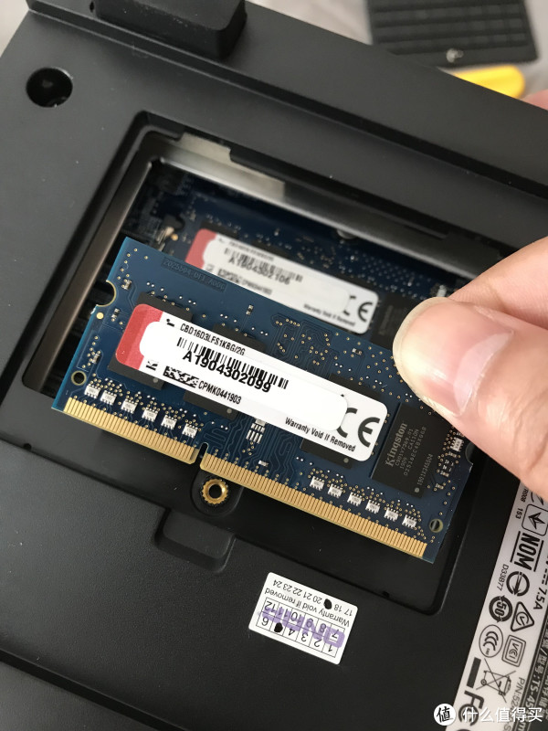 里边是金士顿的2G内存2条...拆的时候把内存条两边的卡扣轻轻的往两边拉开..内存条就会跳出来了....妹纸也能轻松更换......