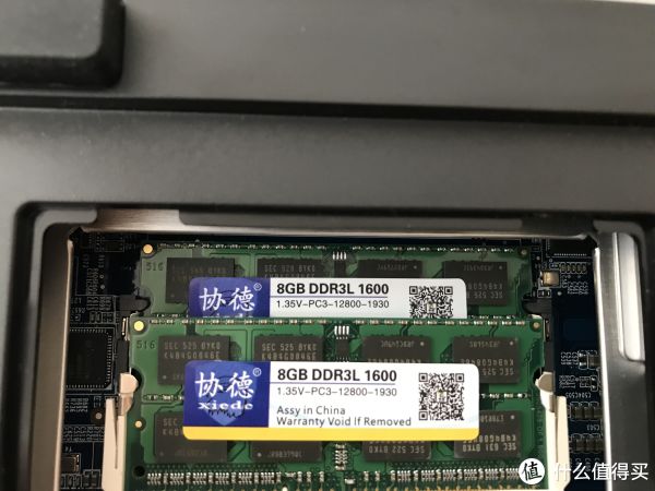 心很大...还没通电测试就把内存条换上了...果然是不折腾会死星人......颗粒看起来是三星的..运气不差......
