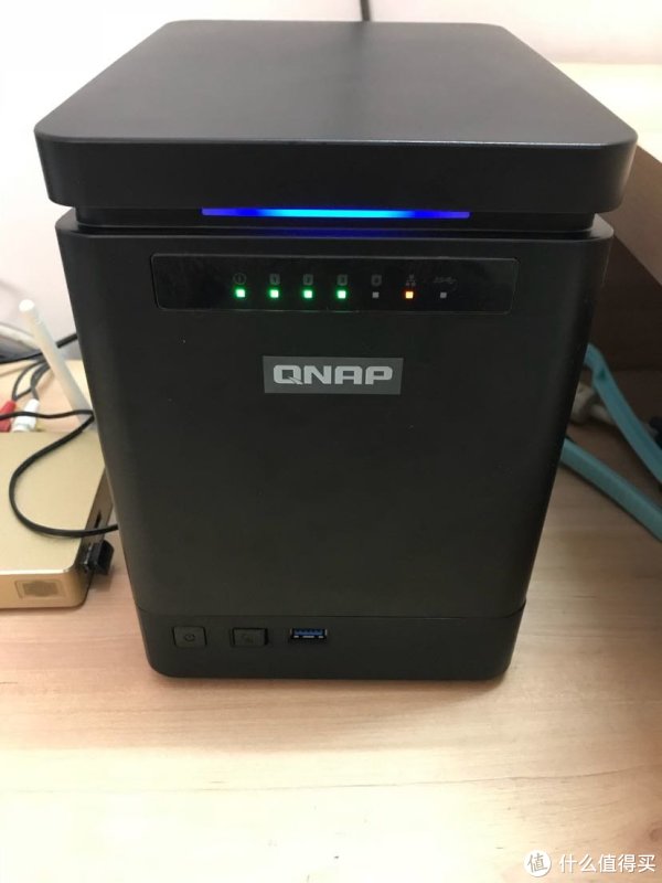 接下来就是接网线...通电......啦啦啦~~~眉间的一抹神秘蓝.......一次点亮......按捺不住的喜悦......初次点亮需要一些时间指示灯才会亮,不知道是不是个例。我按下了开关,看指示灯没反应,以为自己中招了,摸着机器能感觉到硬盘在转了,刚好人有三急...回来后就看着灯亮了......