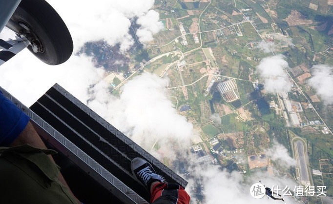 去泰国芭提雅初次尝试跳伞，感受万米高空中的速度与激情