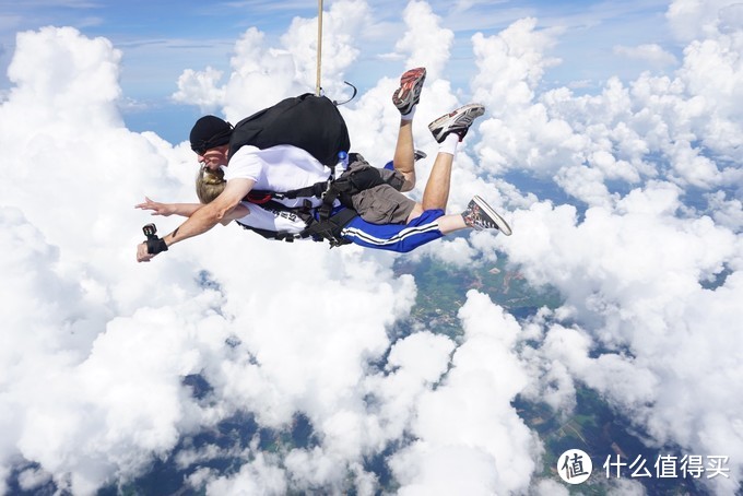 去泰国芭提雅初次尝试跳伞，感受万米高空中的速度与激情